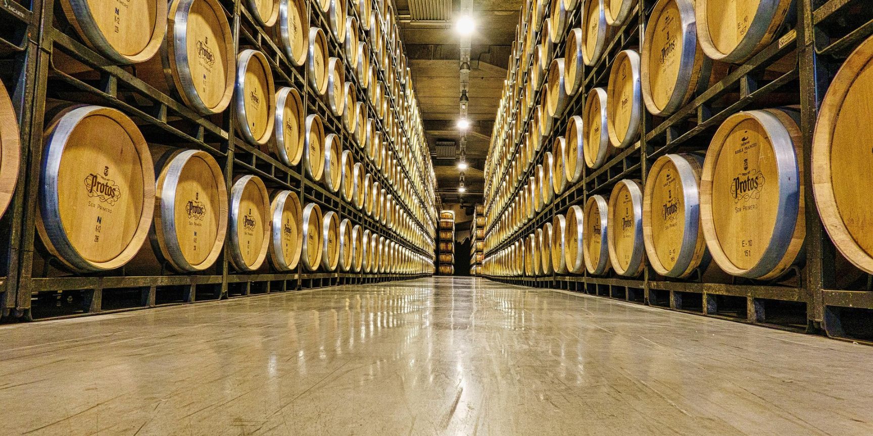 Lagerhalle mit gestapelten Fässern im Hochregal - typisches Fasslager für Chemikalien oder Flüssigkeiten